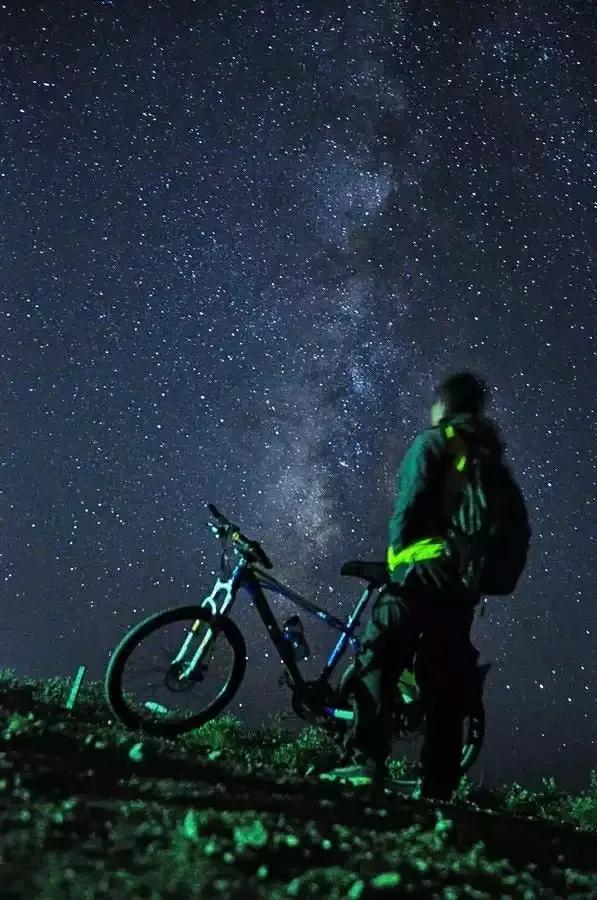 两个月亮解析，神秘宇宙中的奇异现象